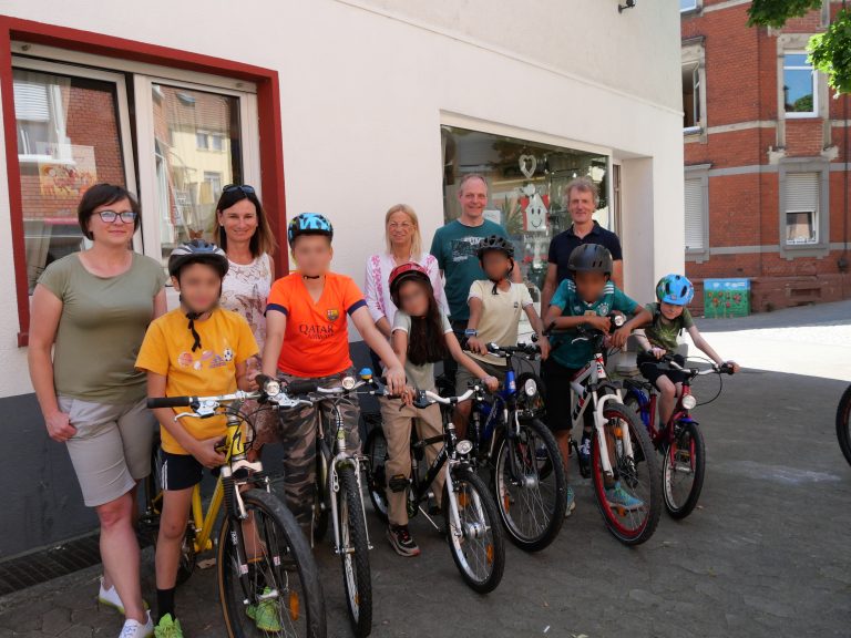 GRÜNE übergeben gemeinsam mit ADFC Fahrräder an das Kinderhaus Malstatt